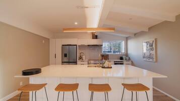 Fridge, microwave, stovetop, dishwasher