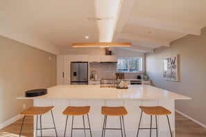 Frigorífico, microondas, placa de cocina y lavavajillas