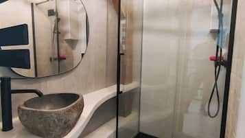 Secadora de cabello, toallas, jabón, papel de baño
