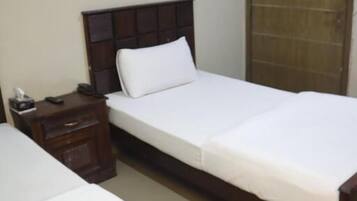 Quarto casal standard | Quartos à prova de som, ferros/tábuas de passar roupa, Wi-Fi de cortesia