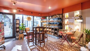 Een gezellig interieur met een bar, zitplaatsen en een presentatie van verschillende objecten.