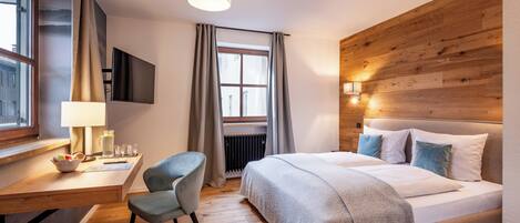 Rom – superior | Skrivebord, skrivebord for bærbar PC og blendingsgardiner