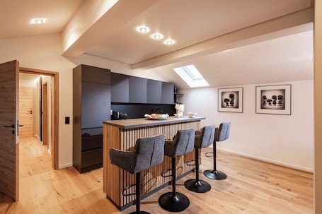 Gallery Room | Desk, laptop workspace, blackout drapes, rollaway beds. Das Lambacher