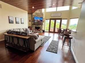 TV connectée, cheminée, baby-foot, table de tennis de table