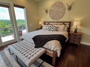 4 bedrooms, iron/ironing board, free WiFi, bed sheets - Mount Ever After-4BR/4BA Luxury Home w/Hot Tub, Fire Pit, Gas F/P (Lansing)