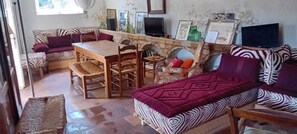 Chimenea, libros, estéreo