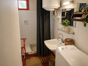 Douche, séchoir à cheveux, serviettes fournies, papier de toilette