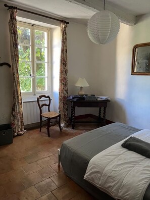 6 chambres, fer et planche à repasser, Wi-Fi, draps fournis