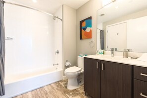 Shower, hair dryer, towels - Private Apt Downtown Walk to Harbor (Boston)