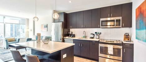 Kühlschrank, Mikrowelle, Ofen, Herdplatte