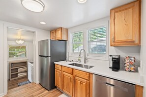 Réfrigérateur, micro-ondes, plaque de cuisson, lave-vaisselle