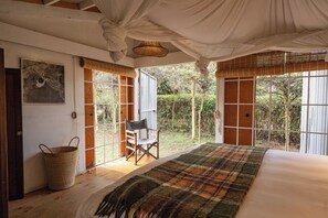 2 bedrooms, travel crib, free WiFi, bed sheets - A unique, eco-friendly hideaway with walls that open to the savannah, allowing safari wildlife viewing from the comfort of the living room. (Naivasha)
