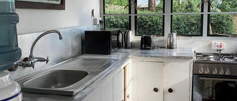 Fridge, oven, stovetop, coffee/tea maker
