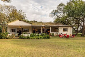 Exterior - Spacious 5-bedroom safari lodge with lake views and wildlife at your doorstep. (Naivasha)