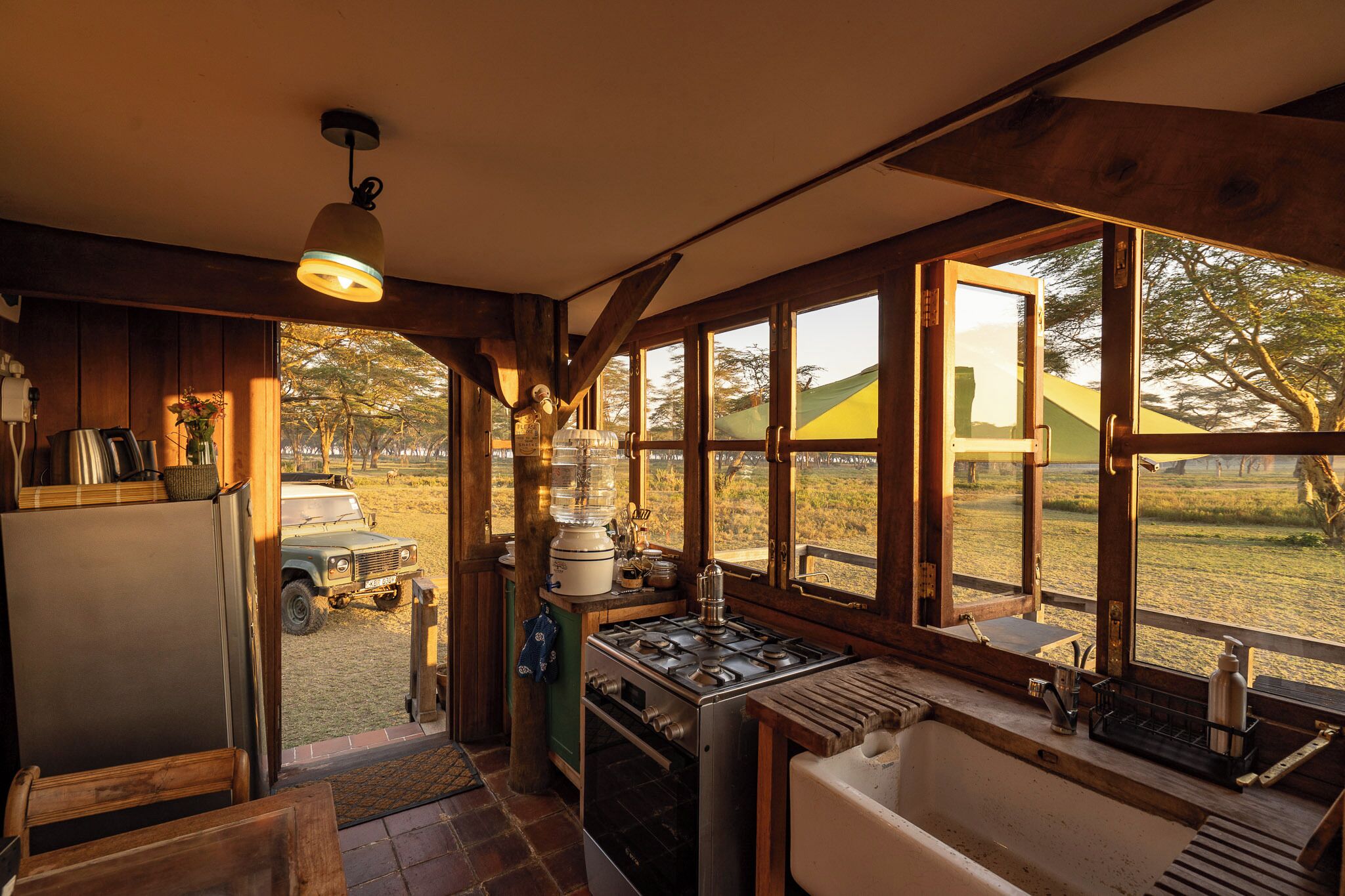 Kühlschrank, Ofen, Herdplatte, Wasserkocher mit Kaffee-/Teezubehör