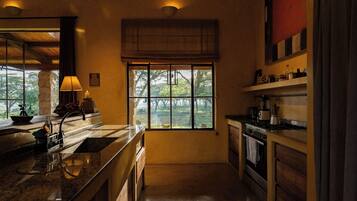 Fridge, oven, stovetop, coffee/tea maker