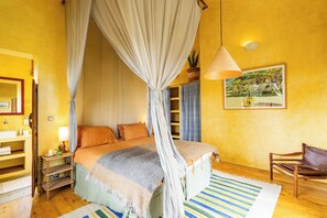 3 bedrooms, WiFi, bed sheets - Spacious safari villa with 3 suites, gardens, and wildlife views on Lake Naivasha. (Naivasha)