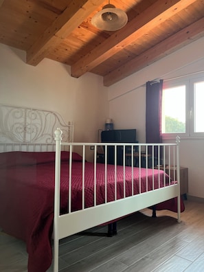 2 Schlafzimmer, Schreibtisch, Bügeleisen/Bügelbrett, WLAN