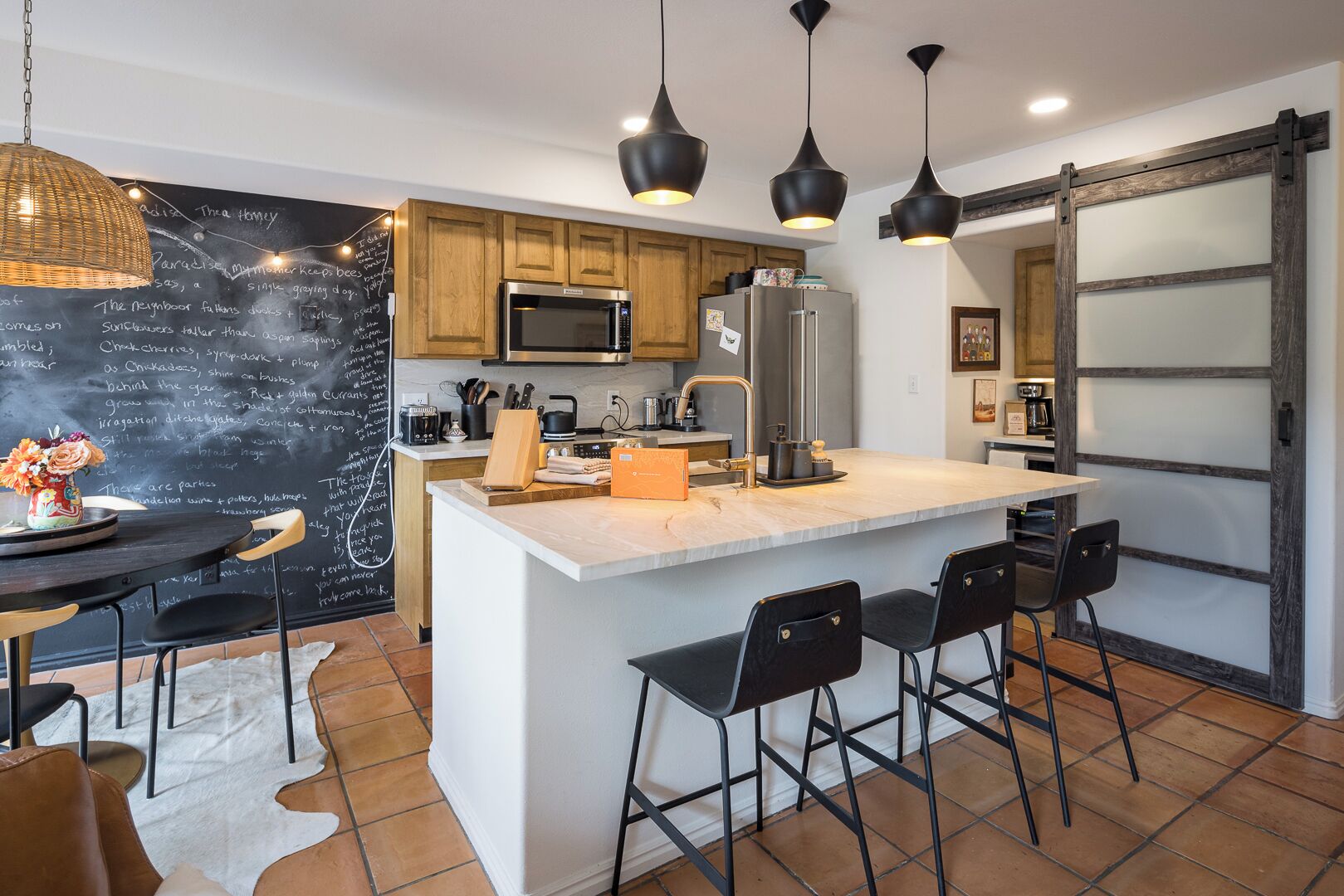 Réfrigérateur, four à micro-ondes, un four, surface de cuisson