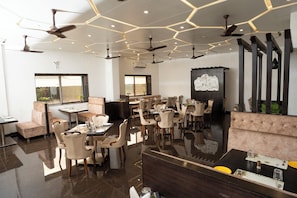 Restaurant - Hotel Grand Sarowar (Chhatrapati Sambhajinagar)