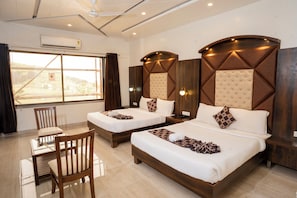1 bedroom, Egyptian cotton sheets, premium bedding, memory-foam beds
