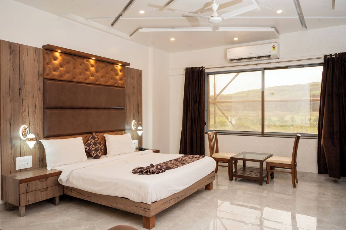 1 bedroom, Egyptian cotton sheets, premium bedding, memory-foam beds