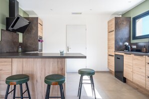 Frigorífico, microondas, horno y placa de cocina