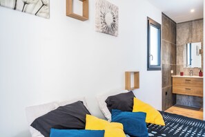 3 makuuhuonetta, vauvan matkasänky, internet, vuodevaatteet