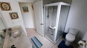 Douche, sĂšche-cheveux, bidet, serviettes fournies