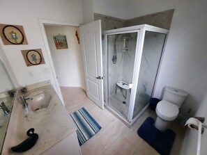 淋浴設備、風筒、坐浴桶、提供毛巾