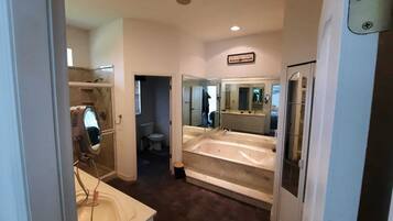 Douche, sĂšche-cheveux, bidet, serviettes fournies