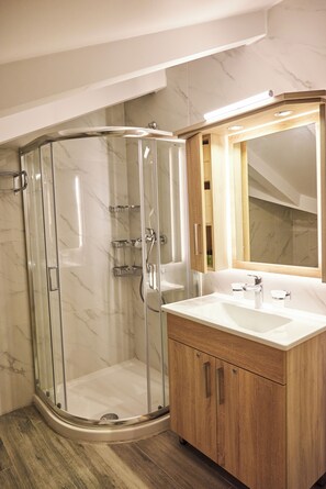 Doccia, asciugacapelli, asciugamani, sapone