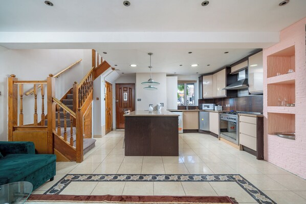 Interior - Beautiful 3 bedroom Maisonette (London)