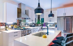 Fridge, microwave, oven, stovetop - The Nashville Playmate Lounge - Hot Tub/Game Room! (Nashville)