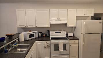 冷蔵庫、電子レンジ、オーブン、コンロ