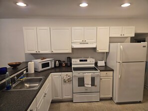 Fridge, microwave, oven, stovetop - Cozy 2-bedroom apartment close to Canal Bike Trail in wonderful Chesapeake City (Chesapeake City)