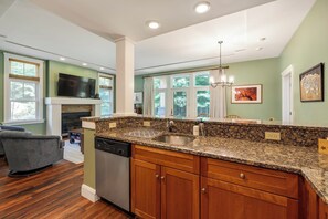 ثلاجة، ميكروويف، فرن، موقد طهي مسطح