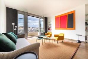 Living area - Elegant Paris Apartment on Avenue Montaigne (Paris)