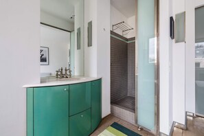 Douche, sèche-cheveux