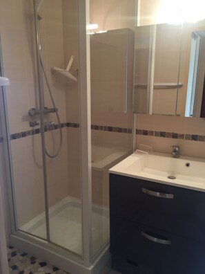 Douche, sèche-cheveux, serviettes fournies, papier toilette