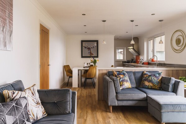 Smart TV, fireplace, books - Beechwood Brook, 3 bed, 3 bath, parking, Bowness (Bowness-on-Windermere)