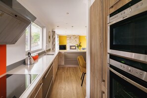 Fridge, microwave, oven, stovetop - Beechwood Brook, 3 bed, 3 bath, parking, Bowness (Bowness-on-Windermere)