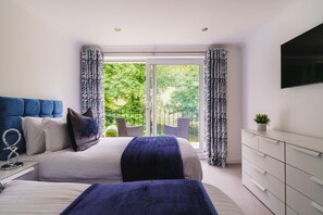 3 bedrooms, desk, iron/ironing board, travel cot - Beechwood Brook, 3 bed, 3 bath, parking, Bowness (Bowness-on-Windermere)