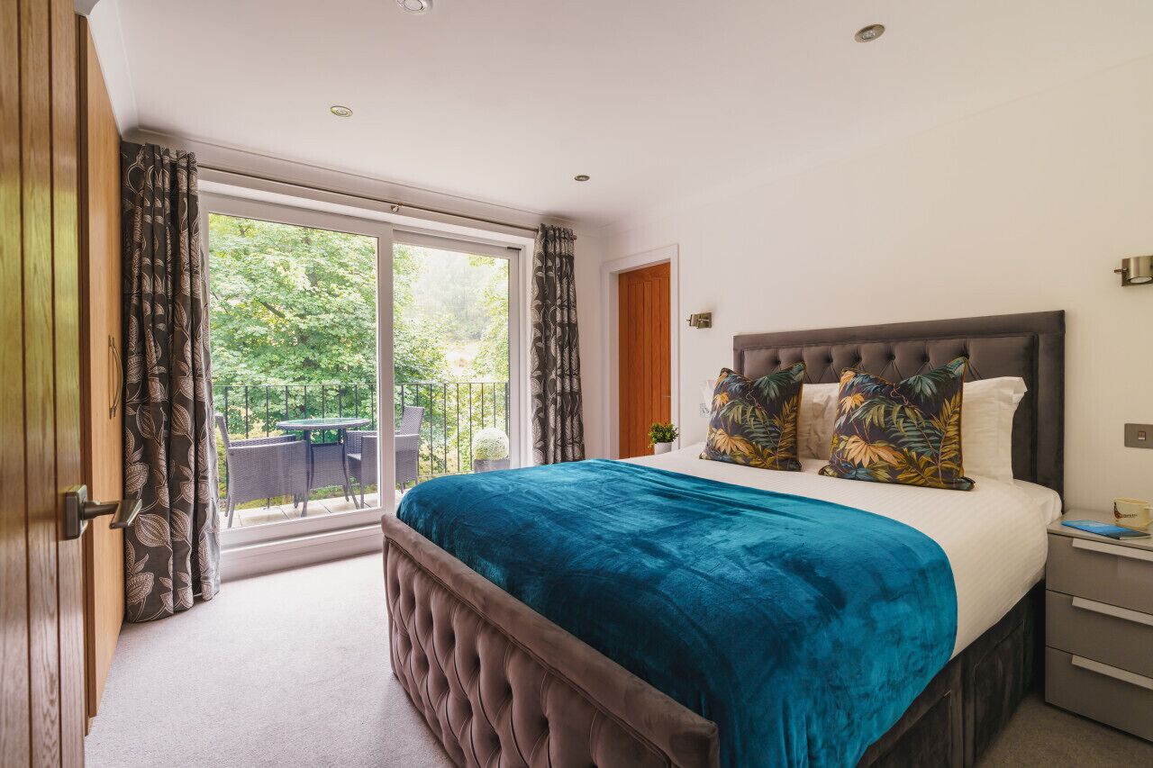 3 bedrooms, desk, iron/ironing board, travel crib