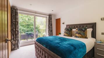 3 bedrooms, desk, iron/ironing board, travel crib