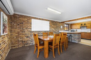 Dining - Bronte by the Beach South West Rocks *No Linen (South West Rocks)