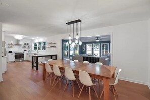 Dining - NEW💥180 Degree Views! On the Point💥 Large Dock, Amazing Fishing💥Renovated! (Boydton)