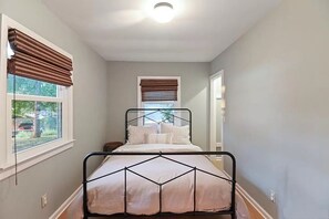 4 bedrooms, desk, iron/ironing board, free WiFi