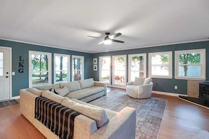 Smart TV, video library, computer monitors - NEW💥180 Degree Views! On the Point💥 Large Dock, Amazing Fishing💥Renovated! (Boydton)