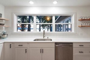 Fridge, microwave, oven, dishwasher - NEW💥180 Degree Views! On the Point💥 Large Dock, Amazing Fishing💥Renovated! (Boydton)